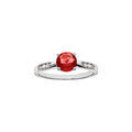 Bague en argent rhodi&eacute; grand diam&egrave;tre, un oxyde rouge serti par 4 griffes et oxydes blancs sur les c&ocirc;t&eacute;s