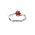 Bague en argent rhodi&eacute; avec 1/2 rails d'oxydes blancs sertis et ambre v&eacute;ritable au centre Artemare