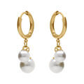 Boucles d'oreille en acier dor&eacute; cr&eacute;oles articul&eacute;es deux perles blanches imitation Artemare