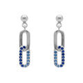 Boucles d'oreille sur Artemare : Boucles d'oreille pendantes tige en argent rhodi&eacute; compos&eacute;es de deux rectangles entrelac&eacute;s un lisse et un par&eacute; d'oxydes bleus sertis