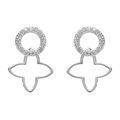 Boucles d'oreille sur Artemare : Boucles d'oreille pendantes tige en argent rhodi&eacute; compos&eacute;es d'un anneau pav&eacute; de pierres blanches et d'un pendentif ajour&eacute; en forme de tr&egrave;fle.