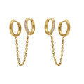 Boucles d'oreille en acier dor&eacute; compos&eacute; de petits anneaux un lisse et l'autre avec oxydes blancs sertis reli&eacute;s par une chainette