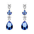 Boucles d'oreille sur Artemare : Boucles d'oreille tige en argent rhodi&eacute; avec oxydes bleus et blancs