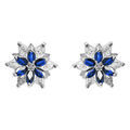 Boucles d'oreille sur Artemare : Boucles d'oreille tige en argent rhodi&eacute; 10mm fleur d'oxydes blancs et bleus sertis