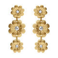Boucles d'oreille sur Artemare : Boucles d'oreille pendante tige en acier dore trois fleurs avec oxydes blancs sertis