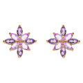 Boucles d'oreille tige en plaqu&eacute; or motif fleur recouverte d'oxydes violet et rose Artemare
