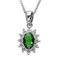 Colliers sur Artemare : Collier en argent rhodi&eacute; collection joaillerie cha&icirc;ne avec pendentif ovale et gros oxyde vert au centre orn&eacute; de petits oxydes blancs autour formant une marguerite