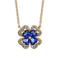 Collier en plaqué or chaîne avec pendentif trèfle à 4 feuilles en oxydes bleus avec contours en oxydes blancs sertis - longueur 40cm + 4cm de rallonge Colliers sur Artemare : Collier en plaqué or chaîne avec pendentif trèfle à 4 feuilles en oxydes bleus avec contours en oxydes blancs sertis - longueur 40cm + 4cm de rallonge