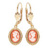Boucles d'oreille en plaqu&eacute; or Cam&eacute;e sur fond rose avec fermoir dormeuse