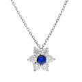 Colliers sur Artemare : Collier en argent rhodi&eacute; cha&icirc;ne avec pendentif marguerite en oxydes bleu fonc&eacute; au centre et contour blancs sertis 40+5cm