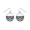 Boucles d'oreille Stella Mia en acier ronde motif p&eacute;tales r&eacute;sine et nacre blanche sur fond noir