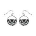 Boucles d'oreille sur Artemare : Boucles d'oreille Stella Mia en acier ronde motif p&eacute;tales r&eacute;sine et nacre blanche sur fond noir