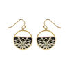 Boucles d'oreille Stella Mia en acier et PVD dor&eacute; ronde motif p&eacute;tales nacre blanche sur fond noir fermoir crochet