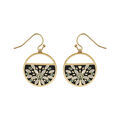 Boucles d'oreille Stella Mia en acier et PVD dor&eacute; ronde motif p&eacute;tales nacre blanche sur fond noir fermoir crochet Artemare