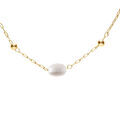 Collier en acier PVD dor&eacute; perles blanches ovales imitation 44+5cm