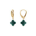 Boucles d'oreille tige en argent dor&eacute; tr&egrave;fle en verre facet&eacute; vert