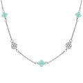 Collier en argent rhodi&eacute; tr&egrave;fle en verre bleu glacial et fleurs oxydes blancs 42+3cm