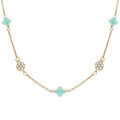 Colliers sur Artemare : Collier en argent dor&eacute; tr&egrave;fle en verre bleu glacial et fleurs oxydes blancs - 42+3cm