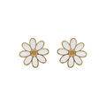 Boucles d'oreille sur Artemare : Boucles d'oreille tige en acier dor&eacute; fleur avec p&eacute;tales en r&eacute;sine blanche
