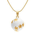 Collier en acier dor&eacute; bola de grossesse rond 21mm r&eacute;sine blanche et &eacute;toiles - 90+20cm