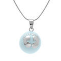 Collier en acier bola de grossesse rond 21mm r&eacute;sine bleu ciel et motif pied - 90+20cm