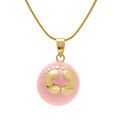 Collier en acier dore bola de grossesse rond 21mm r&eacute;sine rose et motif pied - 90+20cm