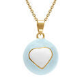 Collier en acier dor&eacute; bola de grossesse rond r&eacute;sine 21mm bleu ciel et coeur blanc - 90+20cmen Artemare