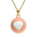 Collier en acier dor&eacute; bola de grossesse rond 21mm r&eacute;sine rose et coeur blanc - 90+20cm