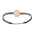 Bracelets sur Artemare : Bracelet en plaqu&eacute; or avec cordon noir et fleur filigrane orn&eacute;e d'oxydes blancs sertis