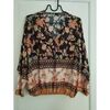 Chemise Desigual Jolie Blouse Desigual col V multicolore sur fond noir