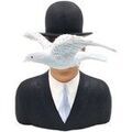 D&eacute;coration sur Grenoble : Statuettes et figurines Parastone Statuette de collection Magritte - L'homme au Chapeau Melon Noir Unique. . Maison & D&eacute;co > Statuettes et figurines.